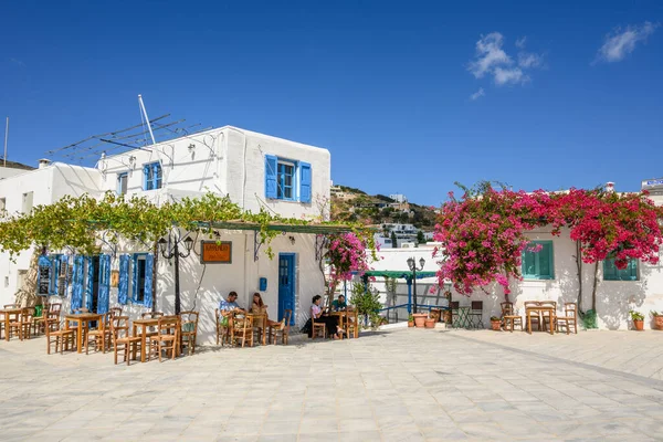 Paros Griekenland September 2020 Het Plein Met Restaurant Voor Kerk — Stockfoto