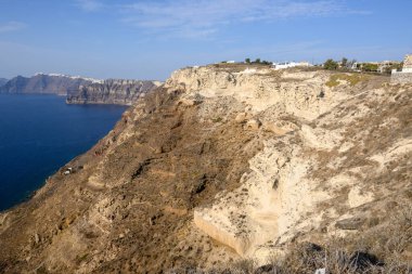 Yunanistan 'daki Santorini Adası kıyıları, etkileyici volkanik kayalıklar ve kaldera manzarası. Cyclades Adaları