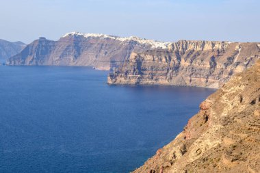 Yunanistan 'daki Santorini Adası kıyıları, etkileyici volkanik kayalıklar ve kaldera manzarası. Cyclades Adaları