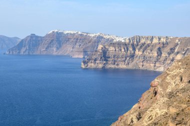 Yunanistan 'daki Santorini Adası kıyıları, etkileyici volkanik kayalıklar ve kaldera manzarası. Cyclades Adaları
