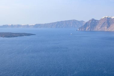 Yunanistan 'daki Santorini Adası kıyıları, etkileyici volkanik kayalıklar ve kaldera manzarası. Cyclades Adaları