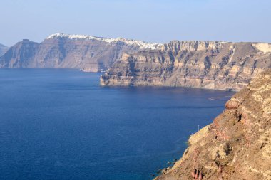 Yunanistan 'daki Santorini Adası kıyıları, etkileyici volkanik kayalıklar ve Megalochori köyündeki kaldera manzarası. Cyclades Adası