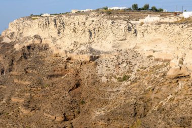 Yunanistan 'daki Santorini Adası kıyılarında Megalochori köyünden etkileyici volkanik kayalıklar görülüyor. Cyclades Adası