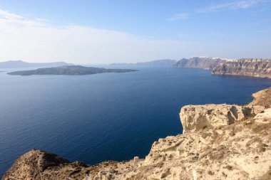 Yunanistan 'daki Santorini Körfezi, etkileyici volkanik kayalıklar ve Caldera manzarası. Cyclades Adaları