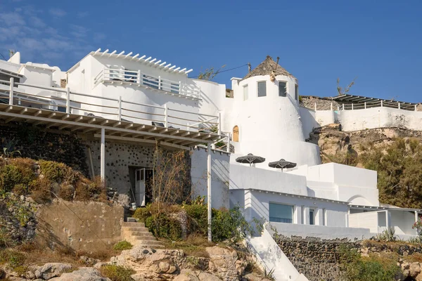 Whitewashed Casas Gregas Lado Penhasco Porto Vlychada Ilha Santorini Grécia — Fotografia de Stock