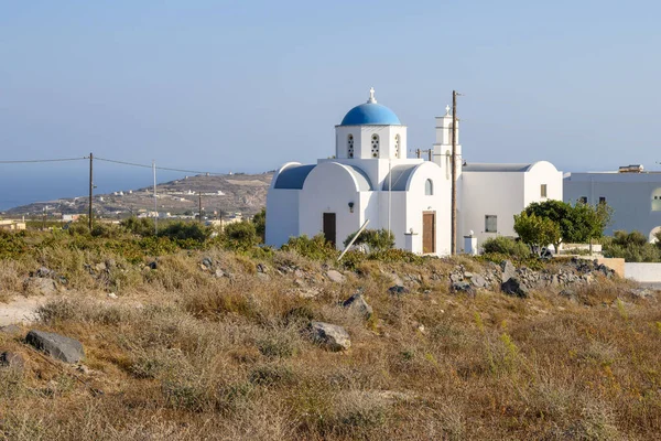 圣托里尼岛上Megalochori村的希腊教堂 蓝色穹顶 — 图库照片