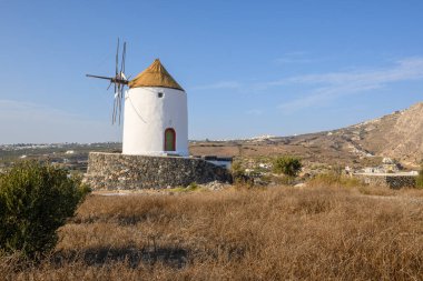 Santorni 'nin güneyindeki Emporio köyünde eski bir yel değirmeni. Cyclades Adaları, Yunanistan
