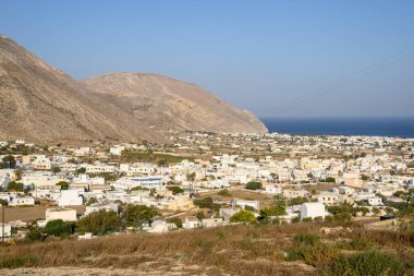 Santorini, Yunanistan - 16 Eylül 2020: Santorini 'nin Perissa köyü, Profitis İlyas Dağı' nın eteğinde yer alıyor. Cyclades, Yunanistan