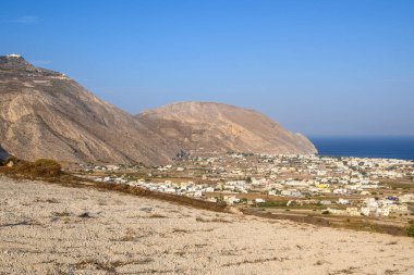 Perissa köyü Santorini, adanın güney kesiminde, Profitis Ilias Dağı eteğinde yer alır. Cyclades, Yunanistan