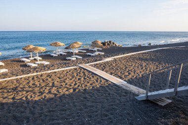Perissa 'da volkanik kumu olan Black Beach, Santorini' de bir turizm merkezi. Cyclades Adaları, Yunanistan