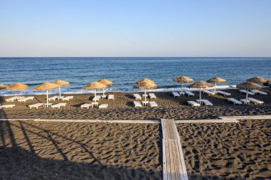 Perissa 'da volkanik kumu olan Black Beach, Santorini' de bir turizm merkezi. Cyclades Adası, Yunanistan