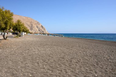 Santorini, Yunanistan - 17 Eylül 2020: Perissa 'nın Santorini adasındaki siyah kumsal manzarası. Cyclades, Yunanistan