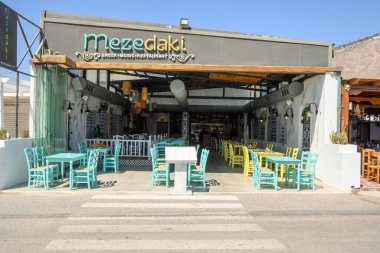 Santorini, Yunanistan - 17 Eylül 2020: Perissa, Santorini Adası 'ndaki deniz kenarındaki Yunan müzik restoranı