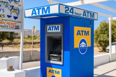 Santorini, Yunanistan - 17 Eylül 2020: ATM makinesi, Yunan bankası otomatikleştirilmiş veznedar makinesi Perissa sahil kasabasında bir sokakta.