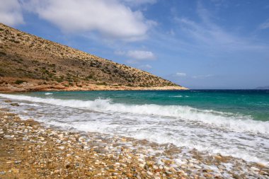 Ios Adası 'ndaki Agia Theodoti plajı. Altın kumu ve masmavi suları olan harika bir sahil. Cyclades, Yunanistan