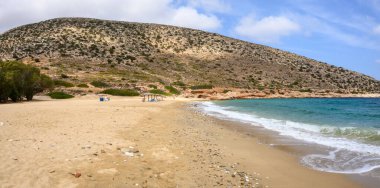 Ios Adası 'ndaki Agia Theodoti plajı. Altın kumu ve masmavi suları olan harika bir sahil. Cyclades, Yunanistan