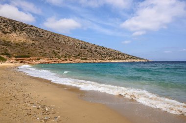 Ios Adası 'ndaki Agia Theodoti plajı. Altın kumu ve masmavi suları olan harika bir sahil. Cyclades, Yunanistan