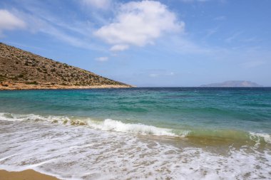 Ios Adası 'ndaki Agia Theodoti plajı. Gök mavisi suları olan harika bir sahil. Cyclades, Yunanistan