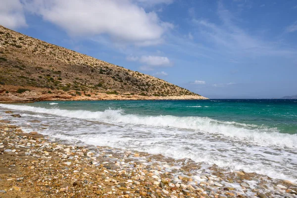 Ios Adası 'ndaki Agia Theodoti plajı. Altın kumu ve masmavi suları olan harika bir sahil. Cyclades, Yunanistan