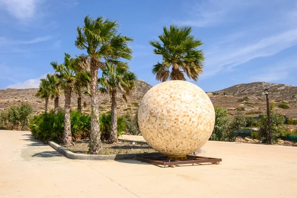 爱荷斯岛昆巴拉海滩附近棕榈树之间的一个装饰金球 — 图库照片