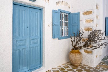 Tipik bir Kiklad mimarisi, mavi pencereli ve kapılı beyaz bir ev. Chora, Folegandors Adası, Yunanistan