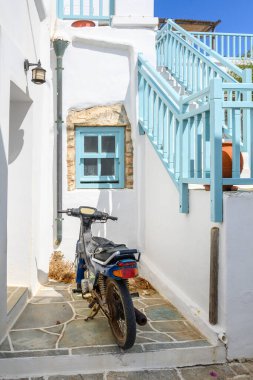 Folegandros, Yunanistan - 23 Eylül 2020: Folegandros 'ta geleneksel Yunan mimarisi. Cyclades Adaları, Yunanistan
