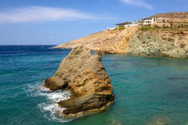 Koumbara sahilindeki kaya oluşumları Ios Adası 'ndaki kayalık bir körfezde. Yunanistan
