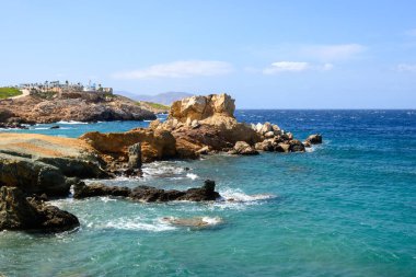 Koumbara sahilindeki kaya oluşumları Ios Adası 'ndaki kayalık bir körfezde. Yunanistan