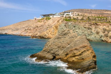 Koumbara sahilindeki kaya oluşumları Ios Adası 'ndaki kayalık bir körfezde. Yunanistan