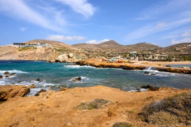 Koumbara plajı, Ios Adası 'ndaki kayalık bir körfezde. Cyclades, Yunanistan