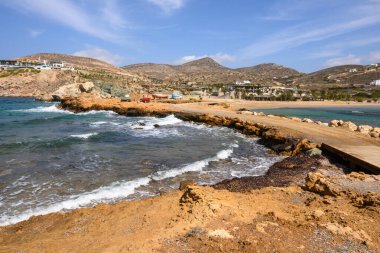Koumbara plajı, Ios Adası 'ndaki kayalık bir körfezde. Cyclades, Yunanistan