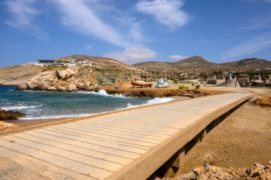 Koumbara plajı, Ios Adası 'ndaki kayalık bir körfezde. Cyclades, Yunanistan