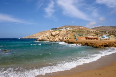 Koumbara plajı, Ios Adası 'ndaki kayalık bir körfezde. Cyclades, Yunanistan