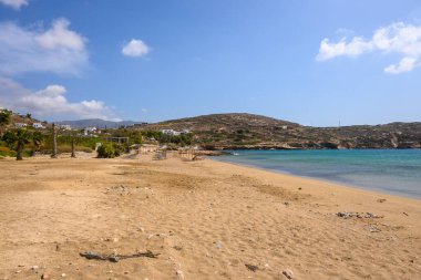 Ios Adası 'nda altın kum ve beyaz çakıl taşları olan Koumbara plajı. Yunanistan