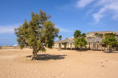 Ios Adası 'nda altın kum ve beyaz çakıl taşları olan Koumbara plajı. Yunanistan