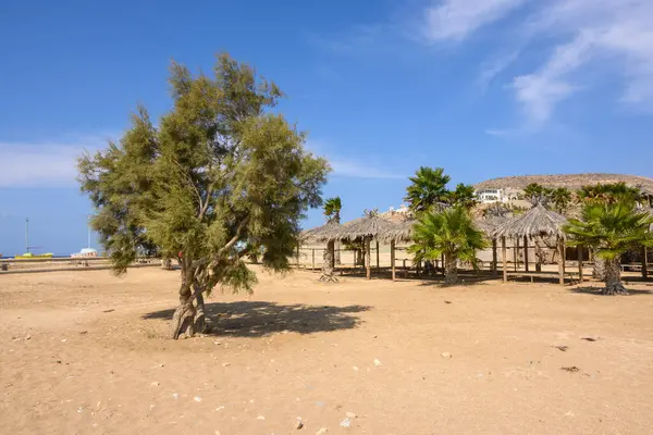 Ios Adası 'nda altın kum ve beyaz çakıl taşları olan Koumbara plajı. Yunanistan