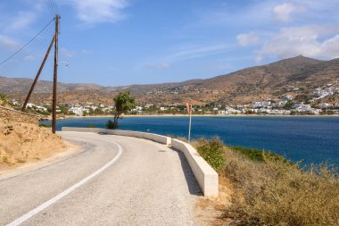 Yunanistan 'daki Ios adası, altın plajları ve karakteristik Ege mimarisi olan ünlü bir turizm beldesi. Chora kasabası. Cyclades Adaları, Yunanistan