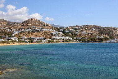 Yunanistan 'daki Ios adası, altın plajları ve karakteristik Ege mimarisi olan ünlü bir turizm beldesi. Chora kasabası. Cyclades Adaları, Yunanistan