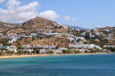 Yunanistan 'daki Ios adası, altın plajları ve karakteristik Ege mimarisi olan ünlü bir turizm beldesi. Chora kasabası. Cyclades Adaları, Yunanistan
