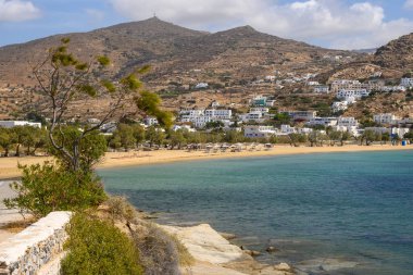 Yunanistan 'ın Ios Adası' ndaki Ormos Sahili, altın kumu ve sığ kristal sularıyla pitoresk bir koy. Cyclades Adaları, Yunanistan