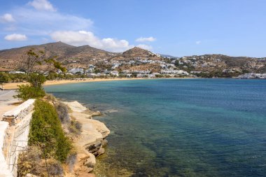 Yunanistan 'daki Ios adası, altın plajları ve karakteristik Ege mimarisi olan ünlü bir turizm beldesi. Chora kasabası. Cyclades Adaları, Yunanistan