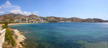 Yunanistan 'daki Ios adası, altın plajları ve karakteristik Ege mimarisi olan ünlü bir turizm beldesi. Chora kasabası. Cyclades Adaları, Yunanistan