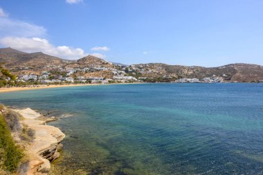 Yunanistan 'daki Ios Adası limanı, küçük bir yerleşim yeri ve uzun kumlu plajı olan pitoresk bir körfez, ünlü bir turizm beldesi. Cyclades Adaları, Yunanistan