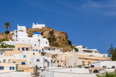 Ios Adası 'nda Chora' nın merkezinde bir tepedeki binalar. Cyclades, Yunanistan