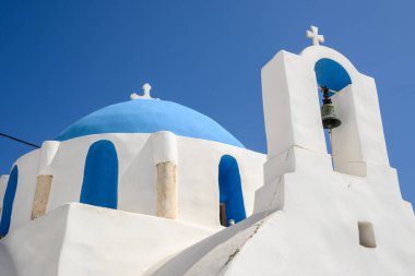 Tipik mavi kubbeli, beyaz boyalı bir Yunan kilisesi. Ios Adası, Kiklad, Yunanistan