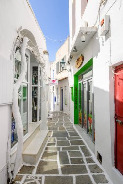 Ios, Yunanistan - 20 Eylül 2020: Ios Adası 'nın başkenti Chora' da bir sokak. Geleneksel Kiklad mimarisi. Yunanistan