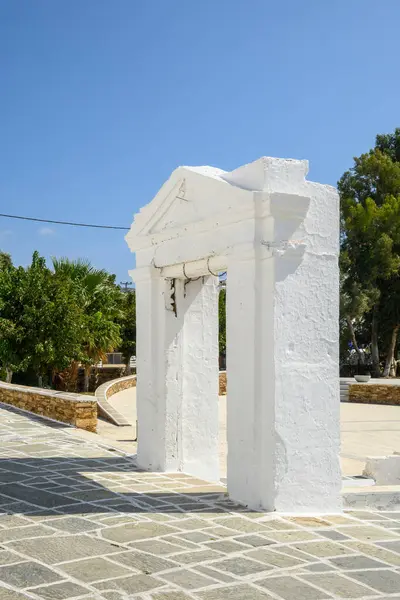 位于伊俄斯岛乔拉镇主广场的大教堂入口大门 希腊Cyclades — 图库照片