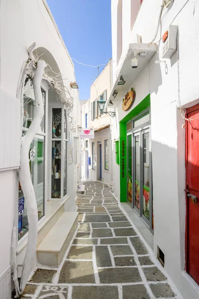 Ios, Yunanistan - 20 Eylül 2020: Ios Adası 'nın başkenti Chora' da bir sokak. Geleneksel Kiklad mimarisi. Yunanistan