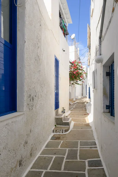 Una Calle Estrecha Casco Antiguo Chora Inscription Stairs English Love — Foto de Stock