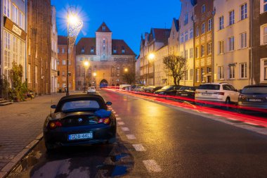 Gdansk, Polonya - 29 Kasım 2020: Szeroka Caddesi, Eski Gdansk Kasabası, gece. Polonya, Avrupa